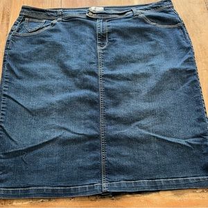 DENIM SKIRT WOMENS PLUS 22W FRONT & BACK POCKETS. CUTE PLEAT DETAIL IN BACK -